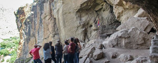 Посетители у пещеры Арени - Sputnik Армения