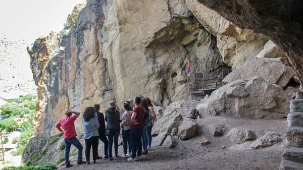 Посетители у пещеры Арени - Sputnik Армения
