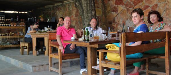 Туристы в отеле Арени ВайнАрт - Sputnik Армения