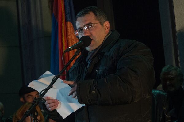 Митинг оппозиционного фронта «Новая Армения» проходит в Ереване. Армен Мартиросян Митинг оппозиционного фронта «Новая Армения» проходит в Ереване. Армен Мартиросян - Sputnik Արմենիա