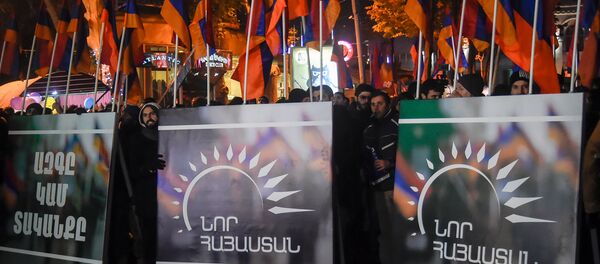 Митинг и шествие оппозиционного фронта «Новая Армения» проходит в Ереване Митинг и шествие оппозиционного фронта «Новая Армения» проходит в Ереване - Sputnik Армения