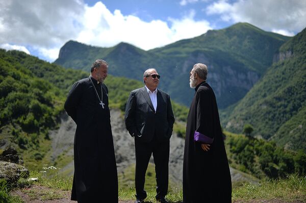 Президент Армении Армен Саркисян посетил монастырь Дадиванк (13 июня 2018). Карабах Президент Армении Армен Саркисян посетил монастырь Дадиванк (13 июня 2018). Карабах - Sputnik Արմենիա