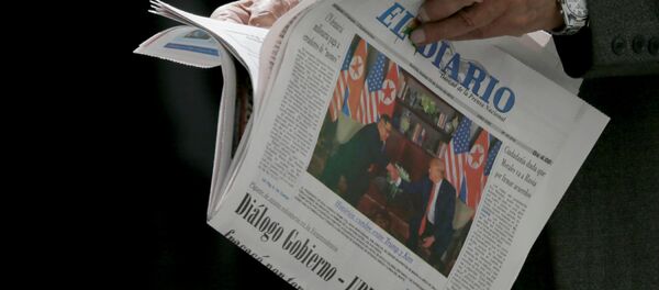 Статья в газете, посвященная встрече лидеров США и Северной Кореи Дональда Трампа и Ким Чен Ына (12 июня 2018). Боливия Статья в газете, посвященная встрече лидеров США и Северной Кореи Дональда Трампа и Ким Чен Ына (12 июня 2018). Боливия - Sputnik Армения