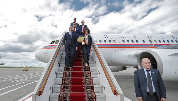 Премьер-министр Армении Никол Пашинян с супругой Анной Акопян прибыли с рабочим визитом в Россию (13 июня 2018). Москва - Sputnik Армения