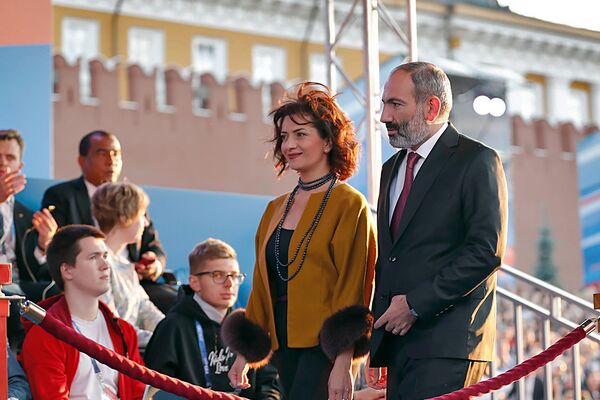 Премьер-министр Армении Никол Пашинян с супругой Анной Акопян во время гала-концерта на Красной площади (13 июня 2018). Москвa Премьер-министр Армении Никол Пашинян с супругой Анной Акопян во время гала-концерта на Красной площади (13 июня 2018). Москвa - Sputnik Արմենիա