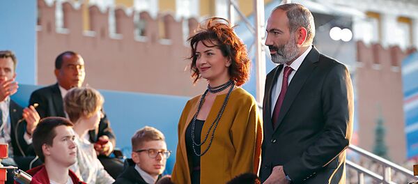 Премьер-министр Армении Никол Пашинян с супругой Анной Акопян во время гала-концерта на Красной площади (13 июня 2018). Москвa Премьер-министр Армении Никол Пашинян с супругой Анной Акопян во время гала-концерта на Красной площади (13 июня 2018). Москвa - Sputnik Армения