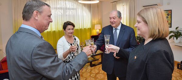 Президент Армении Армен Саркисян и Первая леди Нунэ Саркисян посетили посольство Великобритании в связи с национальным праздником (14 июня 2018). Еревaн Президент Армении Армен Саркисян и Первая леди Нунэ Саркисян посетили посольство Великобритании в связи с национальным праздником (14 июня 2018). Еревaн - Sputnik Армения