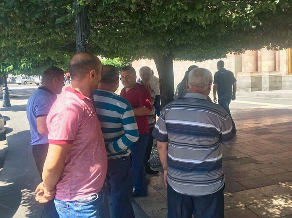 Акция протеста производителей молока перед Домом Правительства (14 июня 2018). Еревaн Акция протеста производителей молока перед Домом Правительства (14 июня 2018). Еревaн - Sputnik Արմենիա