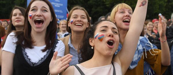 Болельщики во время просмотра матча ЧМ-2018 по футболу между сборными России и Саудовской Аравии в фан-зоне на Воробьевых горах в Москве. - Sputnik Армения