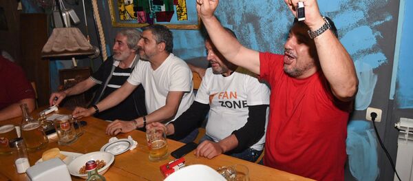 Футбольные болельщики наблюдают матч Россия - Саудовская Аравия в Sputnik Fan Zone Футбольные болельщики наблюдают матч Россия - Саудовская Аравия в Sputnik Fan Zone - Sputnik Армения