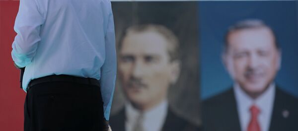 Президент Турции Тайип Эрдоган обращается к своим сторонникам во время предвыборного митинга (9 июня 2018). Анкара, Турция - Sputnik Армения