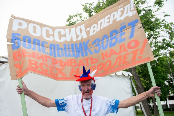 Болельщик сборной России с призывом к победе перед стадионом Лужники - Sputnik Армения