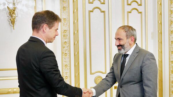 Премьер-министр Никол Пашинян принял чрезвычайного и полномочного посла Франции в Армении Джонатана Лакота (15 июня 2018). Еревaн - Sputnik Արմենիա