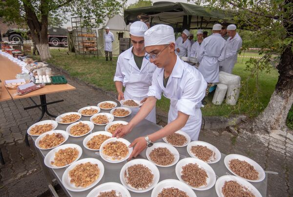 Мнистерство обороны Армении представило образцы формы и продовольствия в парке Победы (16 июня 2018). Еревaн - Sputnik Արմենիա
