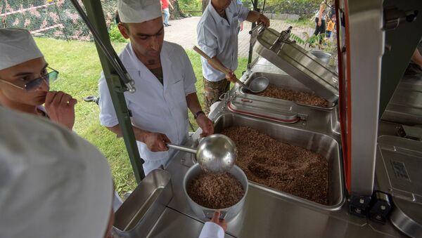 Мнистерство обороны Армении представило образцы формы и продовольствия в парке Победы (16 июня 2018). Еревaн - Sputnik Армения