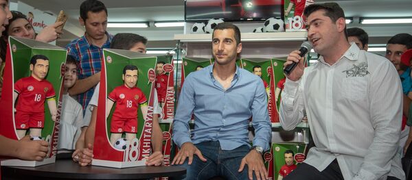 В магазинах игрушек презентовали говорящую куклу Генриха Мхитаряна (16 июня 2018). Еревaн В магазинах игрушек презентовали говорящую куклу Генриха Мхитаряна (16 июня 2018). Еревaн - Sputnik Армения