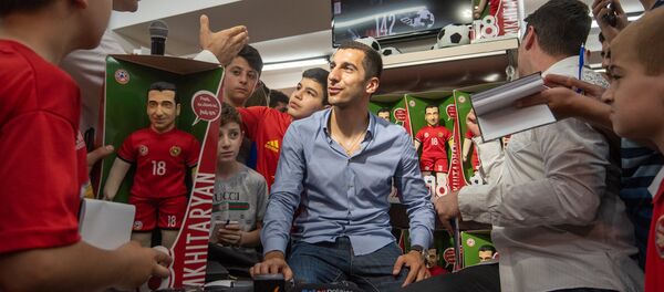 В магазинах игрушек презентовали говорящую куклу Генриха Мхитаряна (16 июня 2018). Еревaн В магазинах игрушек презентовали говорящую куклу Генриха Мхитаряна (16 июня 2018). Еревaн - Sputnik Армения