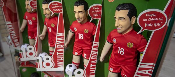 В магазинах игрушек презентовали говорящую куклу Генриха Мхитаряна (16 июня 2018). Еревaн - Sputnik Армения