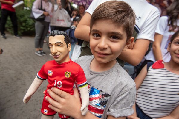 В магазинах игрушек презентовали говорящую куклу Генриха Мхитаряна (16 июня 2018). Еревaн - Sputnik Армения