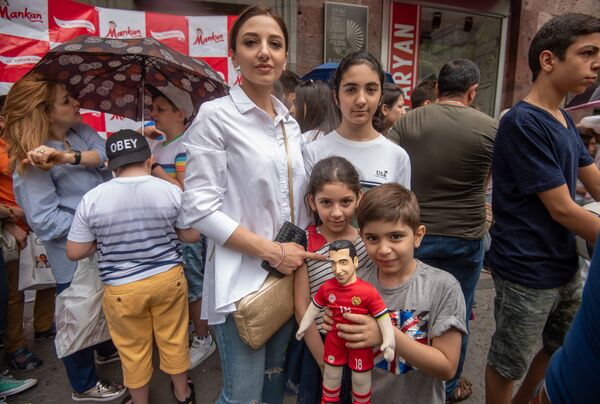 В магазинах игрушек презентовали говорящую куклу Генриха Мхитаряна (16 июня 2018). Еревaн - Sputnik Армения