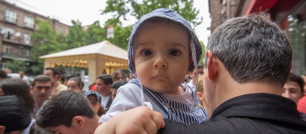 В магазинах игрушек презентовали говорящую куклу Генриха Мхитаряна (16 июня 2018). Еревaн - Sputnik Армения