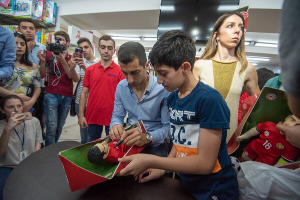 Հենրիխ Մխիթարյանը ստորագրում է խաղալիքի վրա - Sputnik Արմենիա