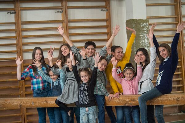 В студии Циацан (Радуга) дети обучаются вокалу и танцам В студии Циацан (Радуга) дети обучаются вокалу и танцам - Sputnik Արմենիա