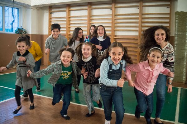 Подопечные детско-юношеской вокально-эстрадной студии Циацан Подопечные детско-юношеской вокально-эстрадной студии Циацан - Sputnik Արմենիա