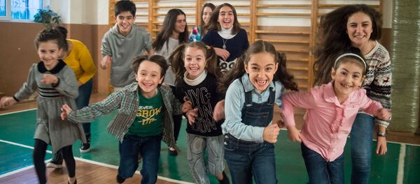 Подопечные детско-юношеской вокально-эстрадной студии Циацан Подопечные детско-юношеской вокально-эстрадной студии Циацан - Sputnik Армения