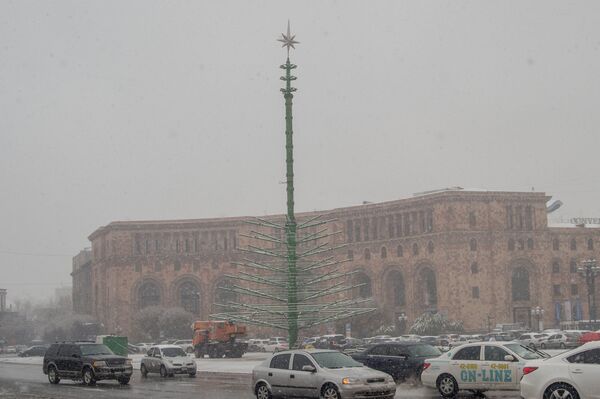 Рабочие собирают главную елку Еревана Рабочие собирают главную елку Еревана - Sputnik Արմենիա