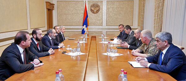 Премьер-министр Армении Никол Пашинян прибыл с рабочим визитом в Карабах (16 июня 2018). Степанакерт Премьер-министр Армении Никол Пашинян прибыл с рабочим визитом в Карабах (16 июня 2018). Степанакерт - Sputnik Արմենիա