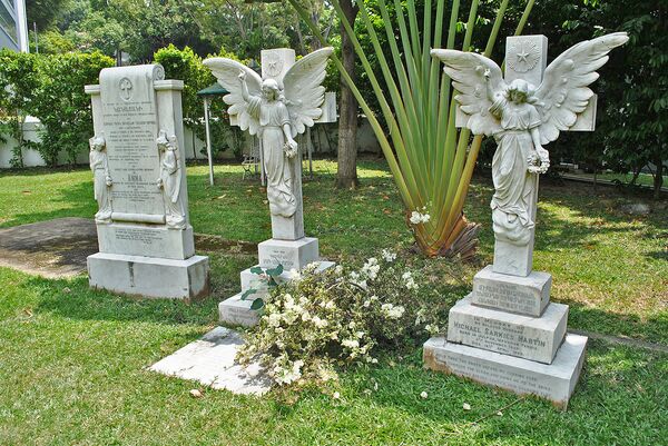 Могилы семьи Саркис 20-го века на церковном дворе армянской церкви, Сингапур Могилы семьи Саркис 20-го века на церковном дворе армянской церкви, Сингапур - Sputnik Армения