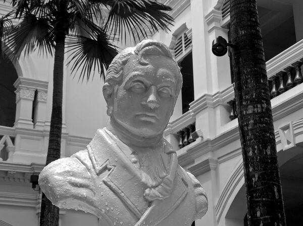 Бюст сэра Томаса Раффлза в отеле Raffles, Сингапур Бюст сэра Томаса Раффлза в отеле Raffles, Сингапур - Sputnik Армения