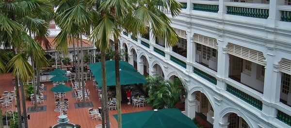 Внутренний дворик отеля Raffles, Сингапур Внутренний дворик отеля Raffles, Сингапур - Sputnik Արմենիա
