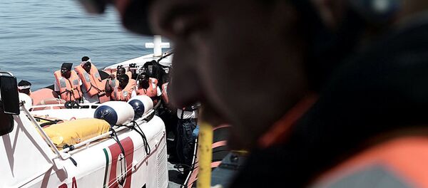 Спасенные мигранты на поисково-спасательном корабле MV Aquarius, запущенным в партнерстве между SOS Mediterranee и Medecins Sans Frontieres в Центральном Средиземном море (12 июня 2018 года). - Sputnik Армения