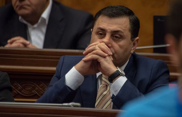 Депутат от фракции РПА Самвел Фарманян на внеочередном заседании НС (19 июня). Еревaн - Sputnik Армения