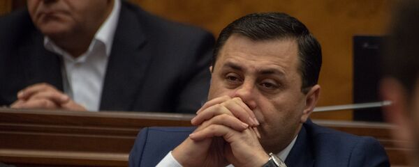 Депутат от фракции РПА Самвел Фарманян на внеочередном заседании НС (19 июня). Еревaн - Sputnik Արմենիա