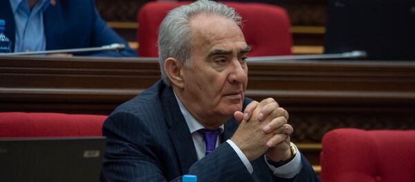 Депутат от фракции РПА Галуст Саакян на внеочередном заседании НС (19 июня). Еревaн - Sputnik Армения