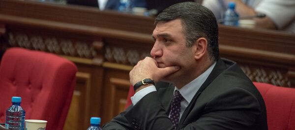 Депутат от фракции РПА Геворг Костанян на внеочередном заседании НС (19 июня). Еревaн - Sputnik Армения