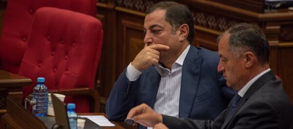 Депутат от фракции РПА Ваграм Багдасарян на внеочередном заседании НС (19 июня). Еревaн Депутат от фракции РПА Ваграм Багдасарян на внеочередном заседании НС (19 июня). Еревaн - Sputnik Армения