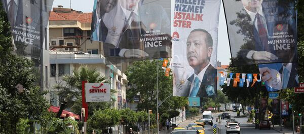 Баннеры кандидатов в президенты Турции Реджепа Тайипа Эрдогана и кандидата от основной оппозиционной Республиканской Народной партии Мухаррем Инче (16 июня 2018). Стамбул, Турция - Sputnik Արմենիա