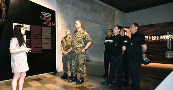 Делегация из Германии посетила мемориал жертвам Геноцида армян Цицернакаберд. - Sputnik Армения