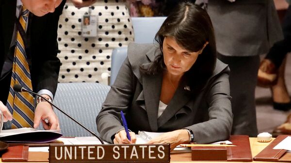 Посол США в Организации Объединенных Наций Никки Хейли подписывает документы перед голосованием в Совете Безопасности (1 июня 2018). Нью Йорк, СШA - Sputnik Արմենիա