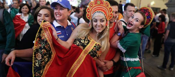 Болельщики сборной России радуются победе в матче группового этапа чемпионата мира по футболу между сборными России и Египта на Никольской улице в Москве Болельщики сборной России радуются победе в матче группового этапа чемпионата мира по футболу между сборными России и Египта на Никольской улице в Москве - Sputnik Армения