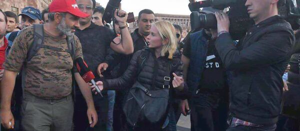 Журналист грузинского телеканала Пирвели архи Лика Алелишвили интервьюирует лидера фракции Елк Никола Пашиняна Журналист грузинского телеканала Пирвели архи Лика Алелишвили интервьюирует лидера фракции Елк Никола Пашиняна - Sputnik Армения