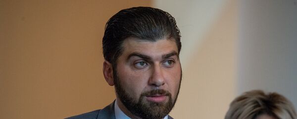 Глава гос.контрольной службы Армении Давид Санасарян беседует с журналистами (21 июня 2018). Еревaн - Sputnik Армения