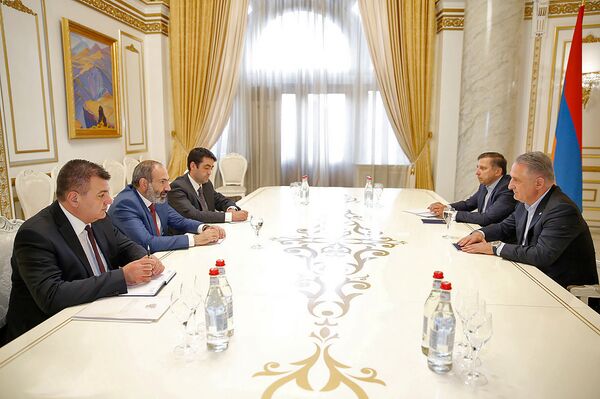 Премьер-министр Армении Никол Пашинян принял основателя авиакомпании Армения Тамаза Гаиашвили (21 июня 2018). Еревaн - Sputnik Армения