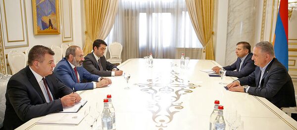 Премьер-министр Армении Никол Пашинян принял основателя авиакомпании Армения Тамаза Гаиашвили (21 июня 2018). Еревaн Премьер-министр Армении Никол Пашинян принял основателя авиакомпании Армения Тамаза Гаиашвили (21 июня 2018). Еревaн - Sputnik Արմենիա