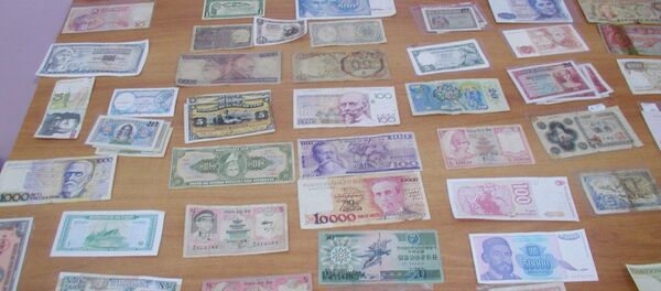 Банкноты, найденные в тайнике автомобиля - Sputnik Армения