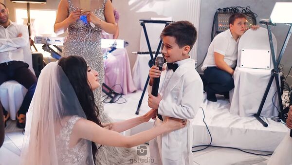 Дети спели на свадьбе сестры - Sputnik Армения